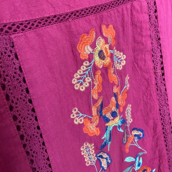 Adorable embroidered dress - Picture 4 of 4